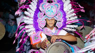 Bahamalar 'daki Junkanoo geçit töreninde geleneksel kostümlü bir adam..