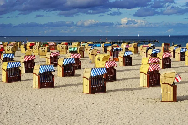 Beach Full Beach Chairs Sea Blue Cloudy Sky Background — Stock Photo, Image