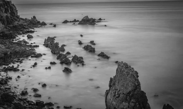 Vzdušný Odstín Ostrých Kamenů Klidném Moři — Stock fotografie