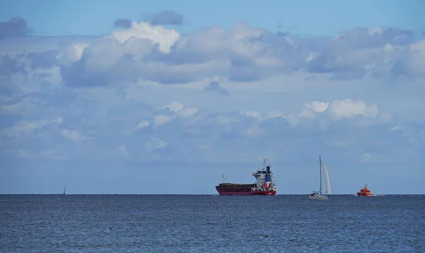 Endüstriyel Gemilerin Güzel Bir Görüntüsü Mavi Denizde Bir Yelkenli — Stok fotoğraf