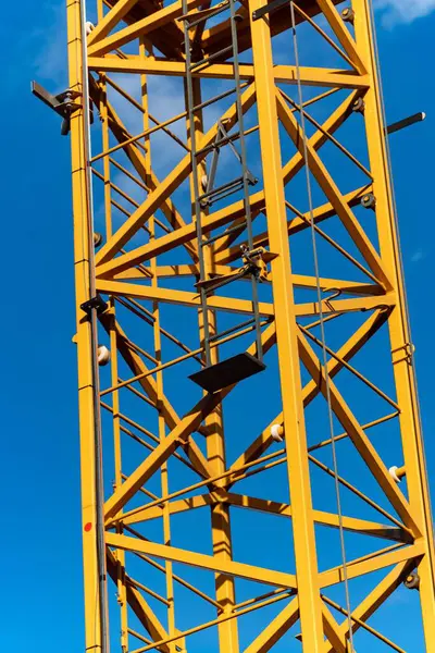 Tiro Vertical Ângulo Baixo Uma Torre Guindaste Metal Amarelo Com — Fotografia de Stock