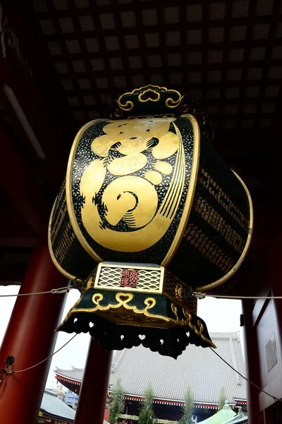 東京都浅草の浅草寺で美しい中世の銅製提灯の垂直ショット — ストック写真