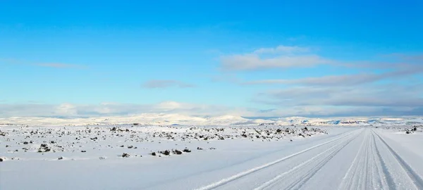 Plano Panorámico Camino Campo Cubierto Nieve Bajo Cielo Azul Brillante — Foto de Stock