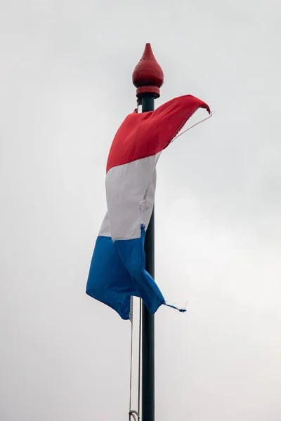 Tiro Vertical Bandeira Dos Países Baixos Acenando Pólo Céu — Fotografia de Stock