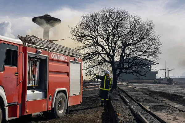 Πυροσβέστες Που Αντιμετωπίζουν Πυρκαγιά Μεγάλης Κλίμακας Στη Βάση Των Υπερτάνκερ — Φωτογραφία Αρχείου