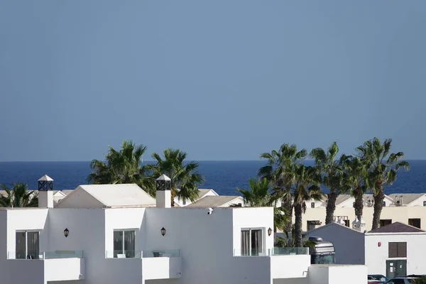 靠近大海的高角白色公寓 蓝天背景 — 图库照片