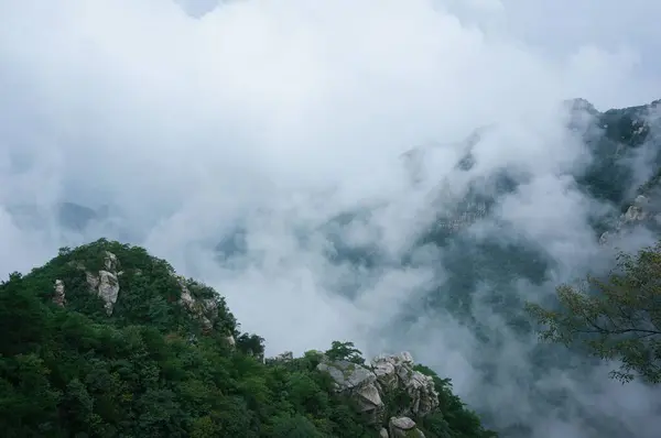 Une Belle Vue Sur Les Nuages Dessus Des Montagnes — Photo