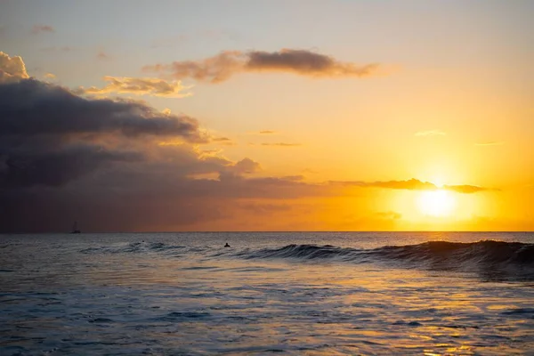 夕暮れ時の海の波の風景 — ストック写真