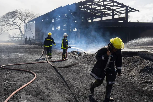 소방관들은 단사의 유조선 기지에서 대규모 화재를 — 스톡 사진