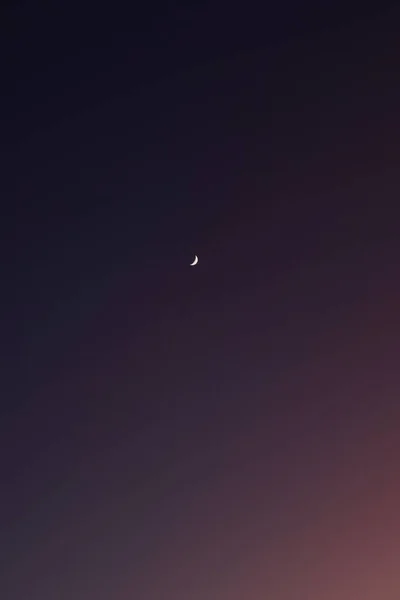 Obraz Půlměsíce Temně Purpurové Obloze — Stock fotografie