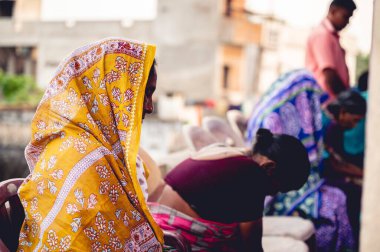 Hindu tanrılarına dua eden bir dişi Shiva & Parvati heykeli Visakhapatnam Hindistan 'daki Kailasagiri Tepe Parkı' nda