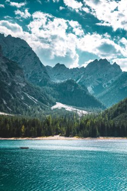 Öğleden sonra İtalya 'daki Dolomite dağlarındaki Baires Gölü' nün dikey görüntüsü.