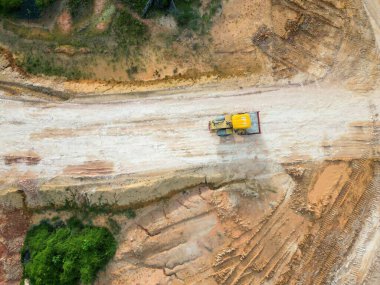 Petrol palmiyesi tarlası eken bir buldozerin hava manzarası.