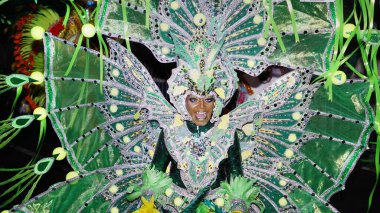 Bahamalar 'daki Junkanoo geçit töreninde geleneksel bir kostümle dans eden bir kadın..