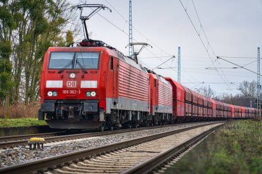 Ormanda at süren güzel bir trenin yakın çekimi.