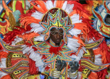 Bahamalar 'daki Junkanoo geçit töreninde geleneksel kostümlü bir adam..