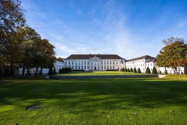 Güneşli bir günde Berlin, Almanya 'daki Bellevue Sarayı' na karşı yeşil bir arazinin manzarası