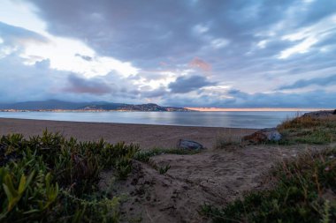 İspanya 'da güneşli bir günde güzel bir deniz manzarası