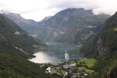 Norveç 'teki Geirangerfjord' un yeşil tepelerle çevrili güzel bir hava manzarası.