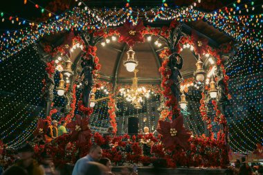 Guadalajara, Meksika 'daki Downtown Katedrali' nde yapılan Noel kutlamaları sırasında Merry Go Round uzun süre açık kaldı.