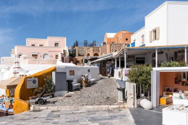 Güneşli bir günde Yunanistan 'ın Santorini kentindeki eski binaların manzaralı bir çekimi