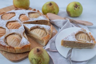 Kabuklu ve lezzetli armutlu turta ve pudra şekerli.