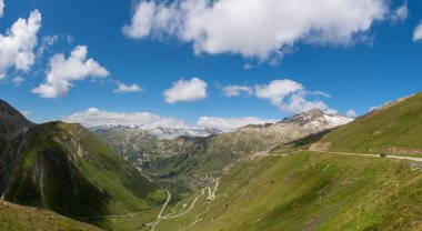 Furka Geçidi 'nden batı yönünden İsviçre' deki Grimsel Geçidi 'ne manzaralı bir görüntü.