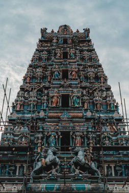 Mavi bulutlu gökyüzüne karşı Kuala Lumpur 'daki Sri Mahamariamman Tapınağı