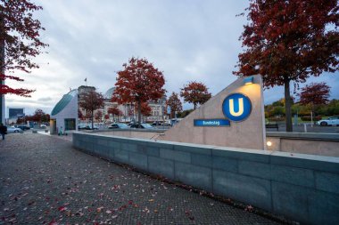 Berlin, Almanya 'da bulutlu bir günde arka planda Paul Lobe' un olduğu Bundestag metro istasyonu.