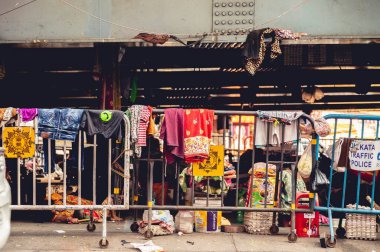 Kolkata, Hindistan 'da bir köprünün altında yaşayan evsiz insanların eşyaları.