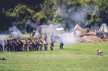 İç Savaş 'taki askerlerin etrafında sigara içmek. Jackson City, Michigan, ABD' nin yeniden canlandırması.