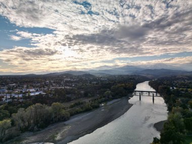 Sacramento Nehri 'ni geçen demiryolu köprüsü Redding, California' da, gün batımında güzel bulutlarla.