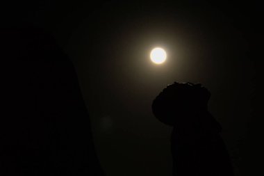 Gece vakti gökyüzünde parlayan ayın manzarası.