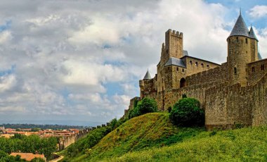 Carcassonne Kalesi 'nin Fransa' daki bir tepedeki yakın çekimi.