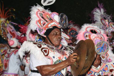 Bahamalar 'daki Junkanoo geçit töreninde geleneksel kostümlü bir adam..