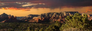 Sedona, AZ, ABD 'de gün batımında kayaların panoramik bir görüntüsü.