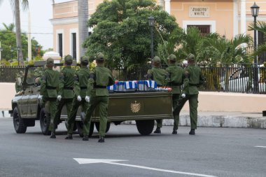 Matanzas, Küba 'daki süper tanker yangınında ölen itfaiyecileri onurlandıran askerler.