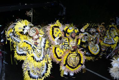 Bahamalar 'daki Junkanoo geçit töreninde geleneksel kostümlü insanlar..