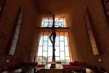 Kutsal Haç Şapeli 'nin içeriden görünüşü, Sedona, AZ, ABD