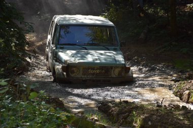 Toyota 'mla çamurdan kaçmak.