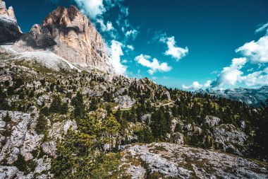 İtalya 'nın Dolomitler kentindeki Sassolungo (Langkofel) dağının dramatik bir manzarası
