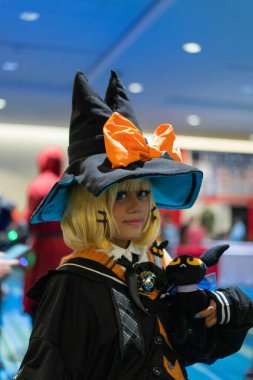 Kanada, Toronto 'daki Fanpo 2022 Fuarı' nda Vtuber flamalı Millie Parfait kostümü giyen bir kızın dikey görüntüsü.