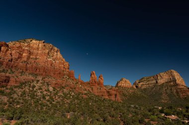 Güneşli bir günde Sedona, AZ, ABD 'deki Castle Rock oluşumunun manzarası