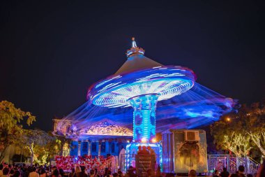 Guadalajara, Meksika 'daki Downtown Katedrali' nde yapılan Noel kutlamaları sırasında Merry Go Round uzun süre açık kaldı.