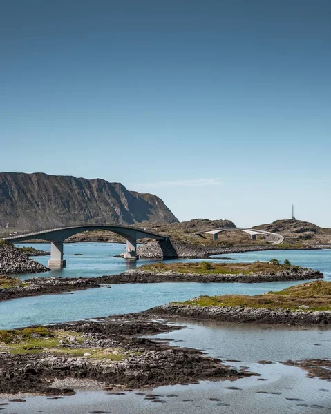 Most Spojující Dva Ostrovy Severním Norsku Pod Jasně Modrou Oblohou — Stock fotografie