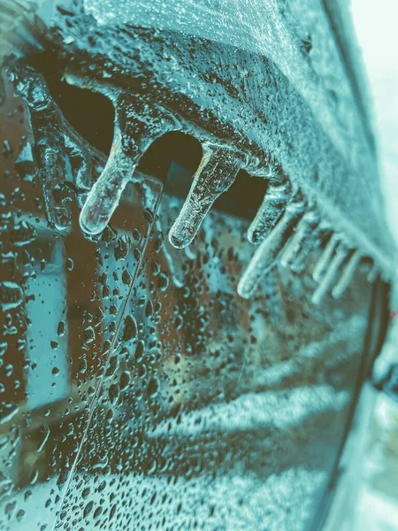 Ένα Κάθετο Κλείσιμο Του Πάγου Παγωμένη Μάζα Ένα Γυαλί Αυτοκινήτου — Φωτογραφία Αρχείου