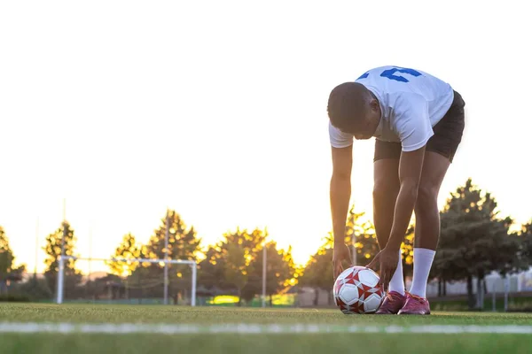 Sahada Topa Vurmaya Hazırlanan Bir Futbolcunun Yakın Çekimi — Stok fotoğraf