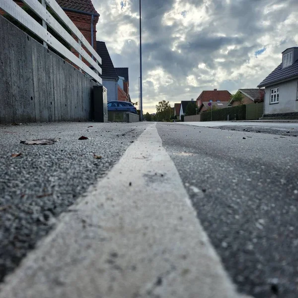Linka Silnici Která Odděluje Kola Chodců Malém Městě Dánsko — Stock fotografie