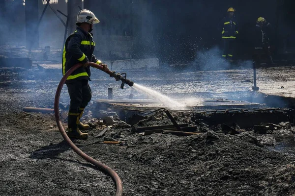 stock image The firefighters facing a large-scale fire at the supertanker base in Matanzas