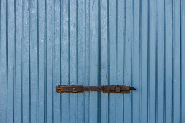 Μπλε Πόρτα Αχυρώνα Αυλή Πύλη Από Ξύλο Σκουριασμένη Πόρτα Λαβή — Φωτογραφία Αρχείου